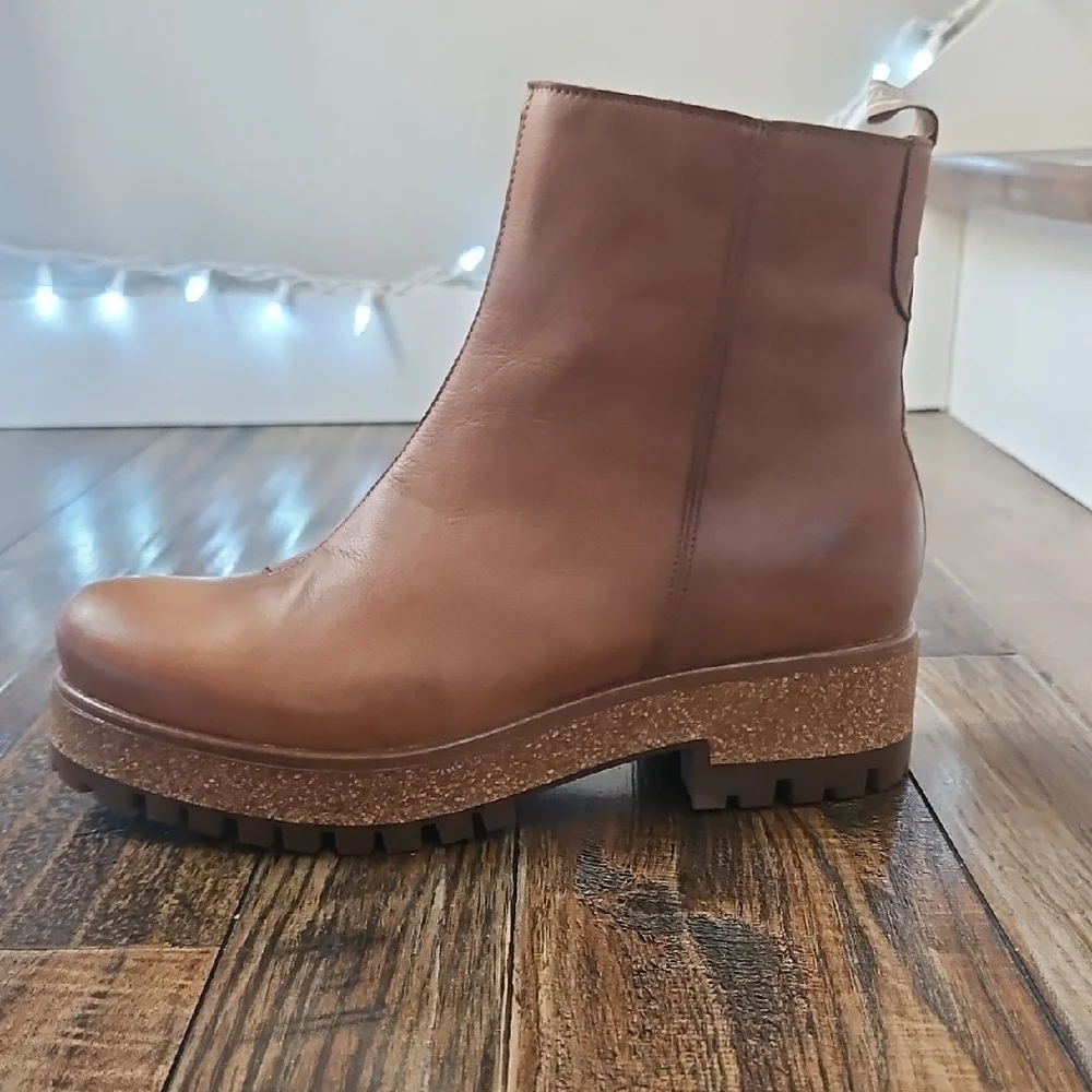 Taos Footwear Tan Leather Ankle‎ Boots